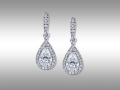 Orecchini in oro bianco con due brillanti taglio goccia del peso complessivo di carati 3,33 e brillanti di contorno del peso complessivo di carati 0,80